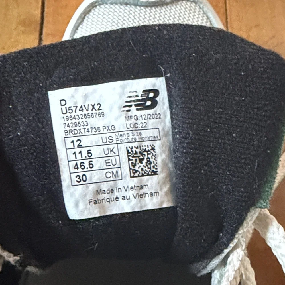 New Balance White Sneakers with Green Tongue and Black Details - Picture 5 of 5
